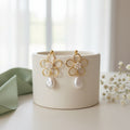 Boucles d’oreilles fleurs dorées et perles – bijoux élégants et féminins