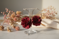 Boucles d’oreilles créoles dorées avec fleur rouge – Bijou tendance et féminin
