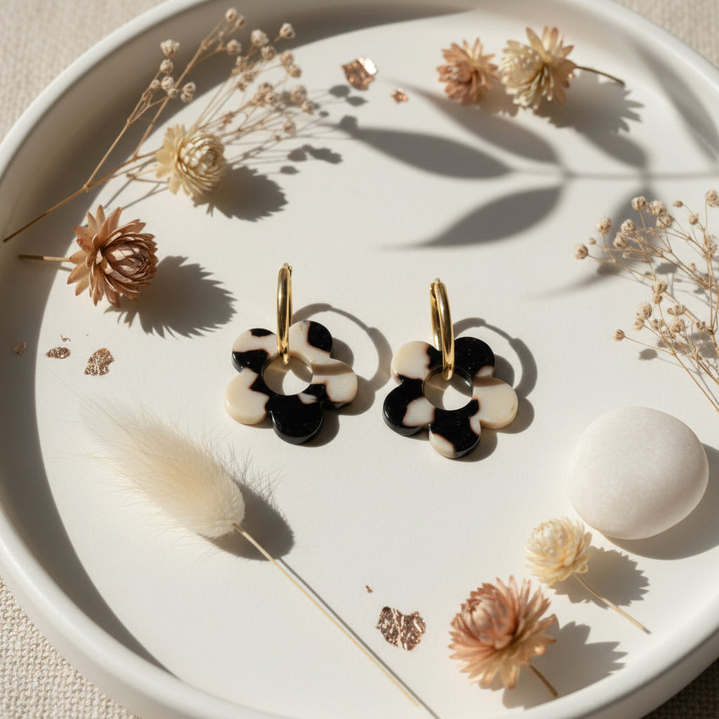 Boucles d’oreilles fleurs de tiaré marron  beige – créoles dorées élégantes et tendance N2
