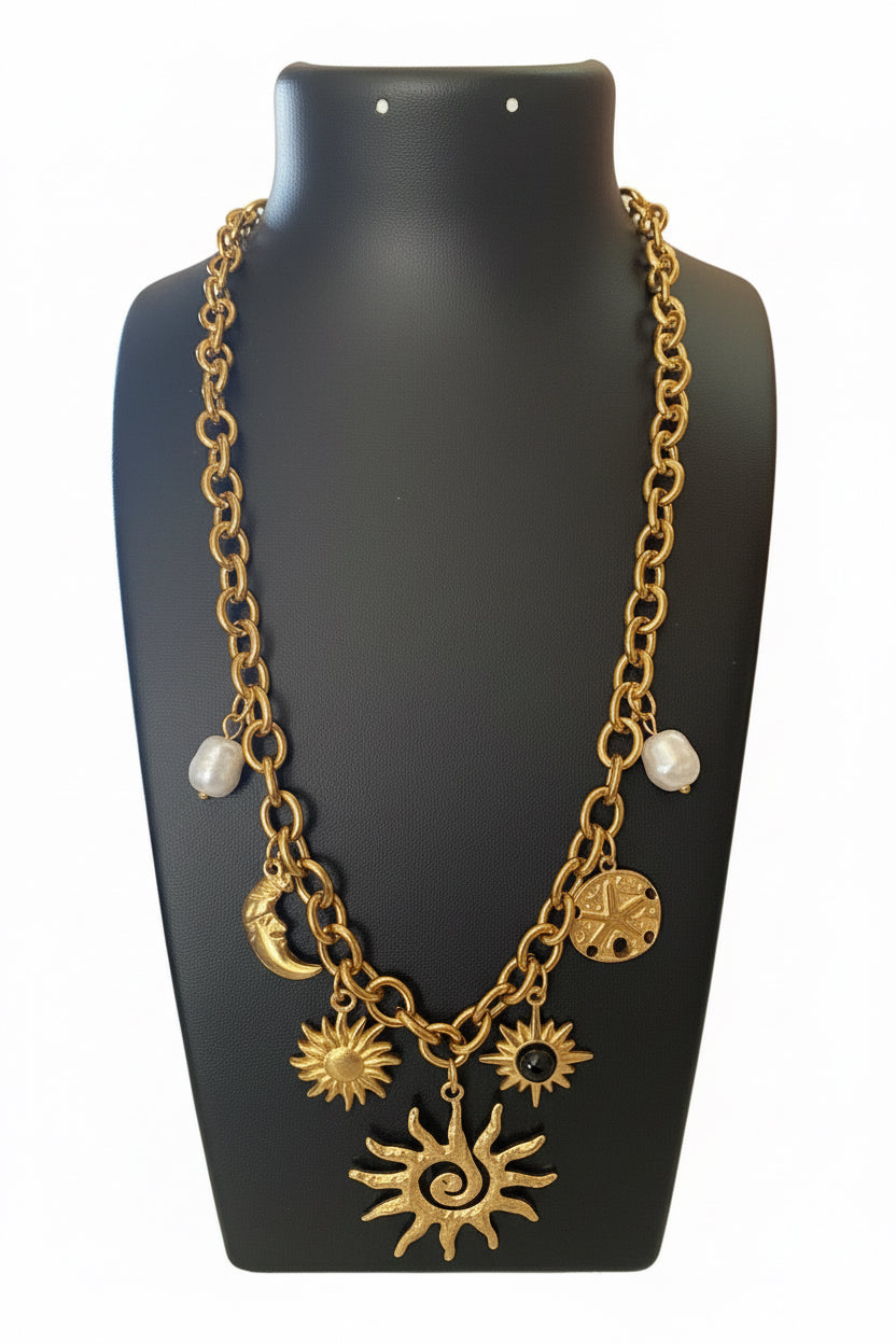 Collier doré en acier inoxydable avec pendentifs soleil, lune et perle blanche – chaîne maille moyenne