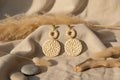 Boucles d’oreilles pendantes en rotin tressé – Bijoux bohèmes naturels