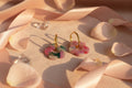 Boucles d’oreilles fleurs de tiaré ton rose – créoles dorées élégantes et tendance N1