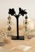 "Boucles d'oreilles dépareillées lune soleil dorées"