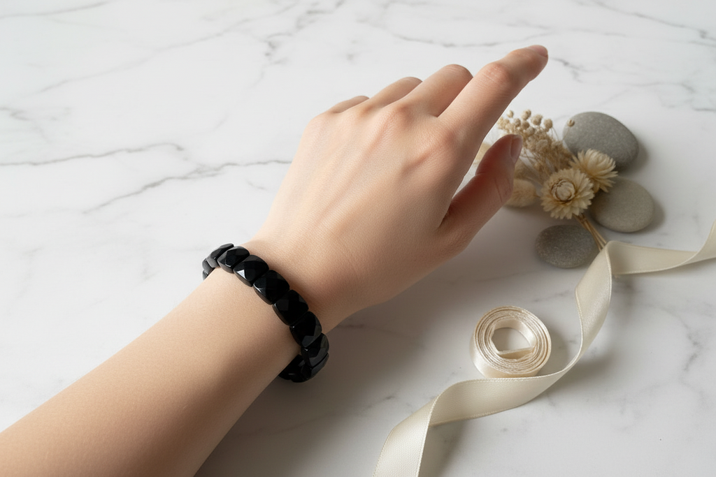 Bracelet élastique noir – Accessoire sobre, élégant et confortable