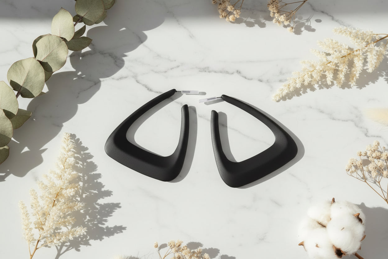 Grandes boucles d’oreilles géométriques noires mates – Bijou moderne et tendance