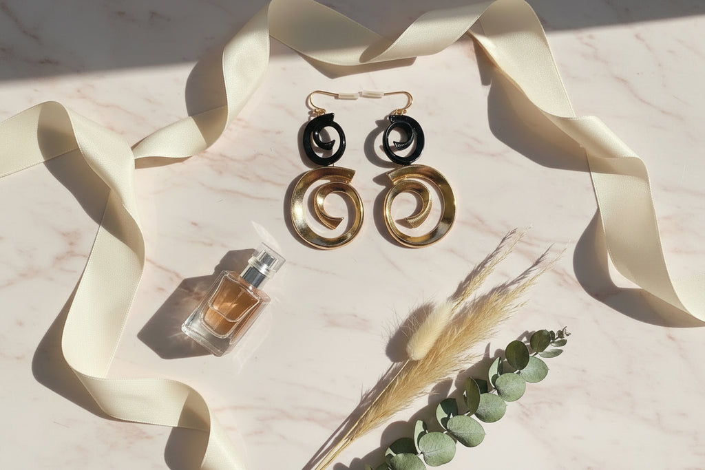 Boucles d’oreilles pendantes spirale noir et doré – Design moderne et élégant