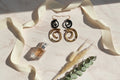 Boucles d’oreilles pendantes spirale noir et doré – Design moderne et élégant